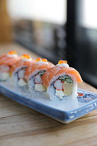 上面有寿司卷和鲑鱼 日本菜美食美味海藻餐厅饮食海苔鱼片食物海鲜熏制图片
