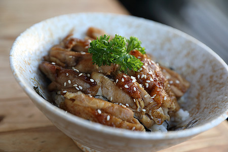 日式日本食品 鸡田鸡和有米饭的木本沙拉大豆烹饪炙烤小吃大学油炸木头午餐盘子背景图片