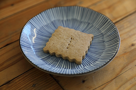 在木本背景中孤立的 cookie饼干糕点小吃面包屑圆圈育肥蛋糕糖果诱惑巧克力图片