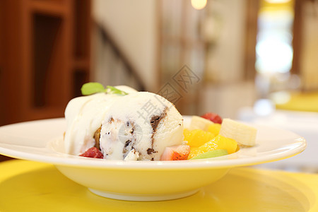 水果加冰淇淋产品勺子圣代叶子盘子茶点餐厅巧克力奶油香草图片