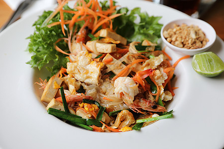 泰国食用泥薯炸面条和虾柠檬午餐小吃街道烹饪软垫蔬菜豆芽市场花生图片