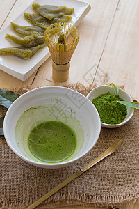 一套火柴粉碗 木勺和胡须 绿茶叶健康草本植物仪式饮料美食黑色绿色杯子叶子粉末图片