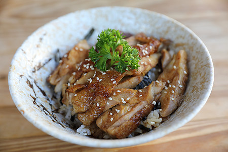 日式日本食品 鸡田鸡和有米饭的木本炙烤教师小吃餐厅大豆沙拉烹饪盘子美食大学背景图片