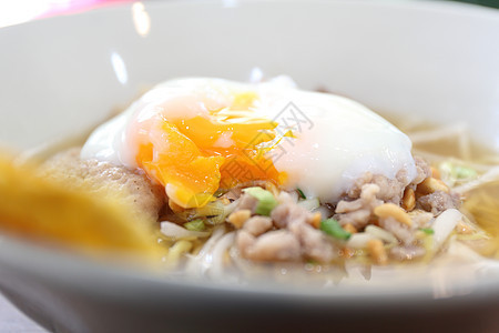 泰式泰国食用汤面面条筷子午餐早餐烹饪盘子传统课程美食饮食蔬菜图片