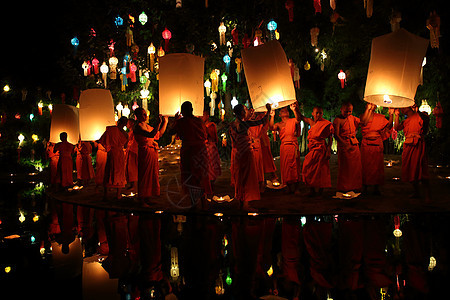 11月12日 节游客男人游览文化节日旅行森林展示灯笼传统图片