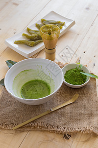 一套火柴粉碗 木勺和胡须 绿茶叶黑色健康粉末草本植物食物美食绿色抹茶仪式饮料图片