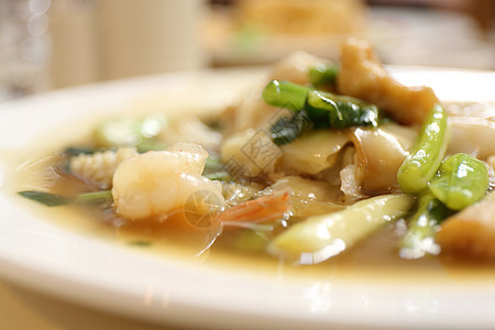 带海鲜的奶油酱面条烹饪乌贼午餐洋葱竹子盘子美食肉汁蔬菜餐厅图片