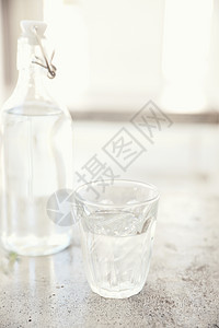 咖啡店桌上的玻璃和瓶子生态行动运动矿物液体流动食物生活飞溅环境图片