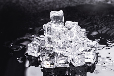 黑色背景上的冰块积木冷藏立方体水晶冻结正方形工作室反射白色玻璃图片