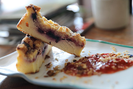 蓝莓奶酪蛋糕 木桌上加草莓果酱面包奶制品小吃餐厅脆皮水果薄荷糕点蛋糕浆果图片