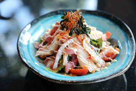 以日本食品风格制作的海食沙拉乌贼贝类小吃盘子饮食章鱼营养洋葱蔬菜美食图片
