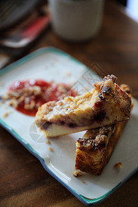 蓝莓奶酪蛋糕 木桌上加草莓果酱美食盘子糕点薄荷餐厅馅饼三角形浆果小吃早餐图片