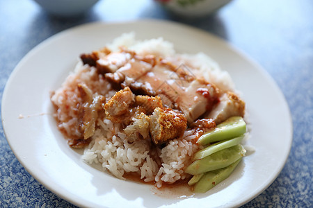 炒烤猪肉和大米 泰国食品红色烧烤白色食物蔬菜腹部用餐美食盘子餐厅图片