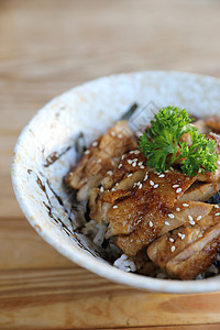 日式日本食品 鸡肉和木本底有米饭的鸡头餐厅大豆美食烹饪沙拉食物盘子油炸蔬菜小吃图片