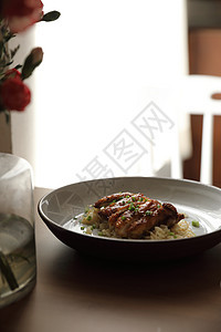 炒饭和木本鸡餐厅洋葱桌子食物筷子盘子午餐蔬菜美食油炸图片