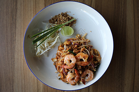 Pad thai 带虾虾的泰国菜盘子食物烹饪洋葱餐厅猪肉花生软垫面条油炸图片