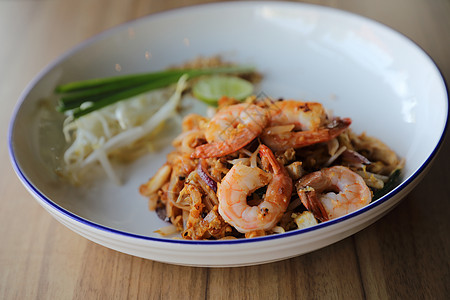 Pad thai 带虾虾的泰国菜坚果蔬菜面条午餐美食盘子食物洋葱香葱花生图片