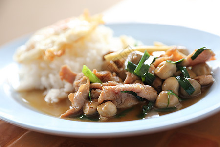 鸡蛋加猪肉和大米 上面是炸鸡蛋辣椒美食草本植物胡椒油炸午餐牛肉洋葱蔬菜食物图片