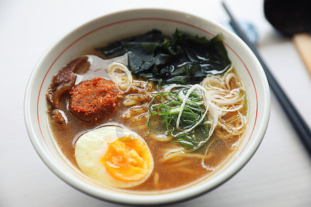 拉门日本面条汤 加炒猪蛋海草洋葱午餐大豆食物肉汤烹饪蔬菜豆腐盘子筷子图片