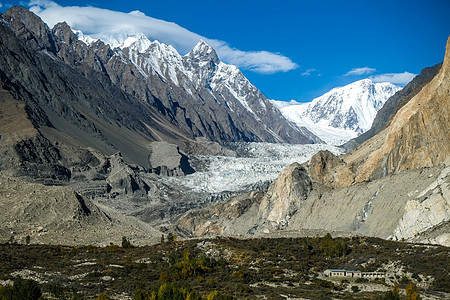 卡拉科拉姆山脉上满是积雪的山峰环绕着帕苏冰川图片