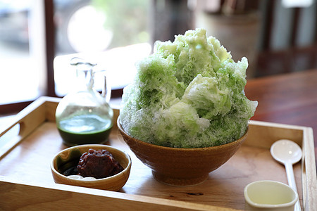 美味的日本甜美小白冰红茶 在木桌上食物奶油胡子餐厅勺子美食盘子咖啡店糖浆味道图片