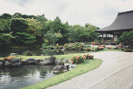 日本前石质花园和湖 绿色的木叶薄膜建筑学岩石公园池塘叶子植物园艺全景电影寺庙图片