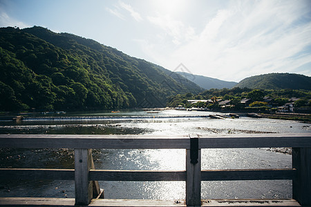 日本浅山河 风景茂盛的胡津河树叶地标建筑学旅行观光场景森林天空季节城市图片