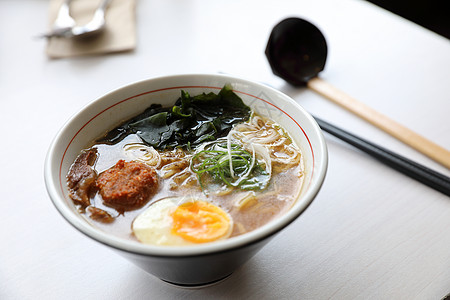 拉门日本面条汤 加炒猪蛋海草肉汤烹饪大豆面条猪肉筷子盘子豆腐肉丸美食图片