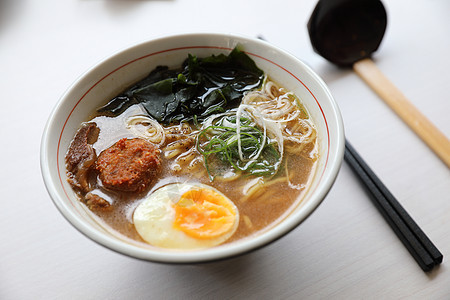 拉门日本面条汤 加炒猪蛋海草肉丸筷子肉汤大豆面条盘子蔬菜食物午餐洋葱图片