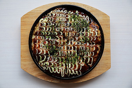 日食 木盘上日本披萨面粉红烧特产海藻课程灵魂饼子蔬菜美食猪肉图片