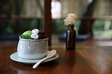 日本甜点Anmitsu 绿色茶叶冰淇淋红豆和莫吉味道抹茶薄荷盘子烹饪桌子咖啡店艺术美食食物图片