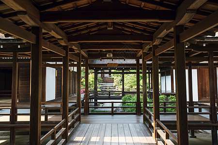 传统的日本木制建筑和园区carde吸引力神社旅游木头房子历史性人行道门厅文化季节图片