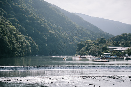 日本浅山河 风景茂盛的胡津河天空游客树叶旅游观光城市旅行地标建筑学场景图片