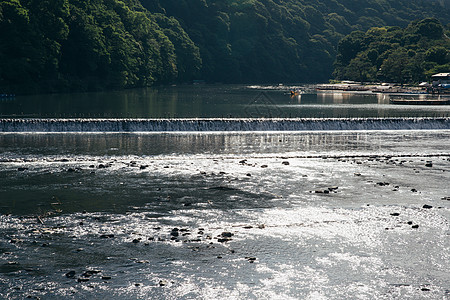 日本浅山河 风景茂盛的胡津河观光旅行建筑学树叶城市天空地标森林溪流游客图片