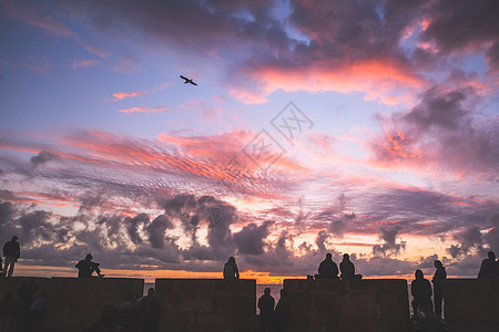 在日落的黄昏天空下 人们在埃萨乌伊拉城堡一带放松的休眠图片