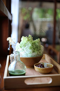 美味的日本甜美小白冰红茶 在木桌上味道玉米糖浆蛋糕年糕食物奶油牛奶勺子冰淇淋背景图片