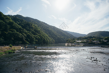 日本浅山河 风景茂盛的胡津河观光城市地标游客季节树叶旅游场景建筑学天空图片