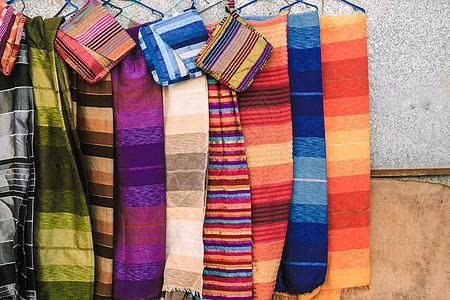 摩洛哥传统的多彩传统围巾和披头巾图片