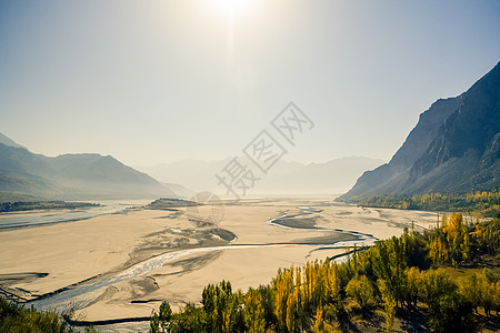 印度河在卡拉科拉姆山脉的沙漠中流经印度河图片