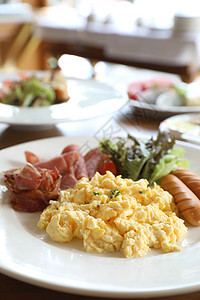 早餐炒鸡蛋 香肠培根和沙拉面包乡村午餐桌子食物美食小吃草药平底锅蔬菜图片