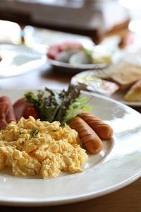 早餐炒鸡蛋 香肠培根和沙拉小吃油炸熏肉盘子食物面包草药美食蔬菜胡椒图片