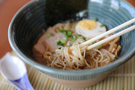 拉门日本面条汤 加炒猪蛋海草食物猪肉烹饪午餐洋葱盘子美食豆腐筷子大豆图片