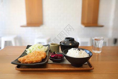 松松炒猪肉菜 木桌加饭和汤腰部美食文化食物盘子厨房面包屑豆腐餐厅午餐图片