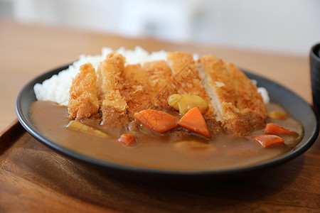 咖喱大米 鸡肉炒猪头松日食 木制面条食物猪肉洋葱香料美味胡椒营养美食餐厅盘子图片