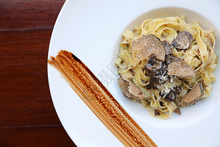 意大利食品 木本底有黑松露的意大利面粉食物奶油盘子面条饮食沙拉蔬菜木头食谱美食图片