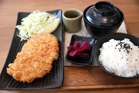 松松炒猪肉菜 木桌加饭和汤午餐盘子厨房食物蔬菜桌子猪肉美食豆腐餐厅图片