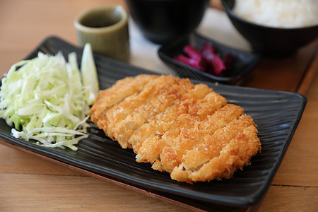 松松炒猪肉菜 木桌加饭和汤厨房腰部面包屑猪肉美食食物油炸午餐盘子豆腐图片