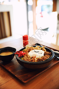 日本食物 京登日本牛肉 在大米碗上煮炒牛肉 加鸡蛋美食蔬菜大豆文化烹饪教师大学洋葱午餐盘子图片