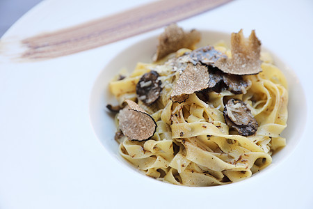 意大利食品 木本底有黑松露的意大利面粉午餐桌子饮食美食蔬菜木头奢华奶油叶子食谱图片