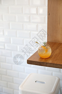 木制桌上的橙汁饮料食物饮食水果液体营养玻璃热带桌子橙子图片